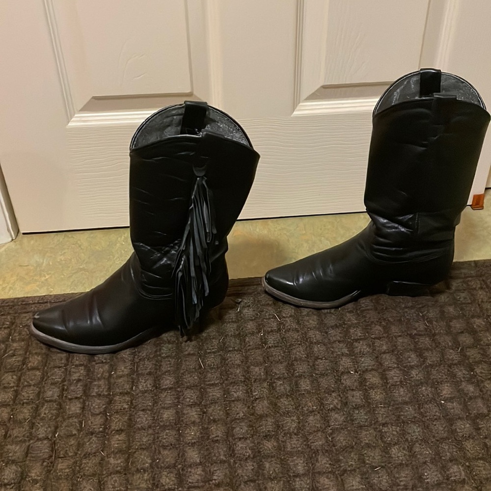 Size 7 black leather cowboy boots with fringe